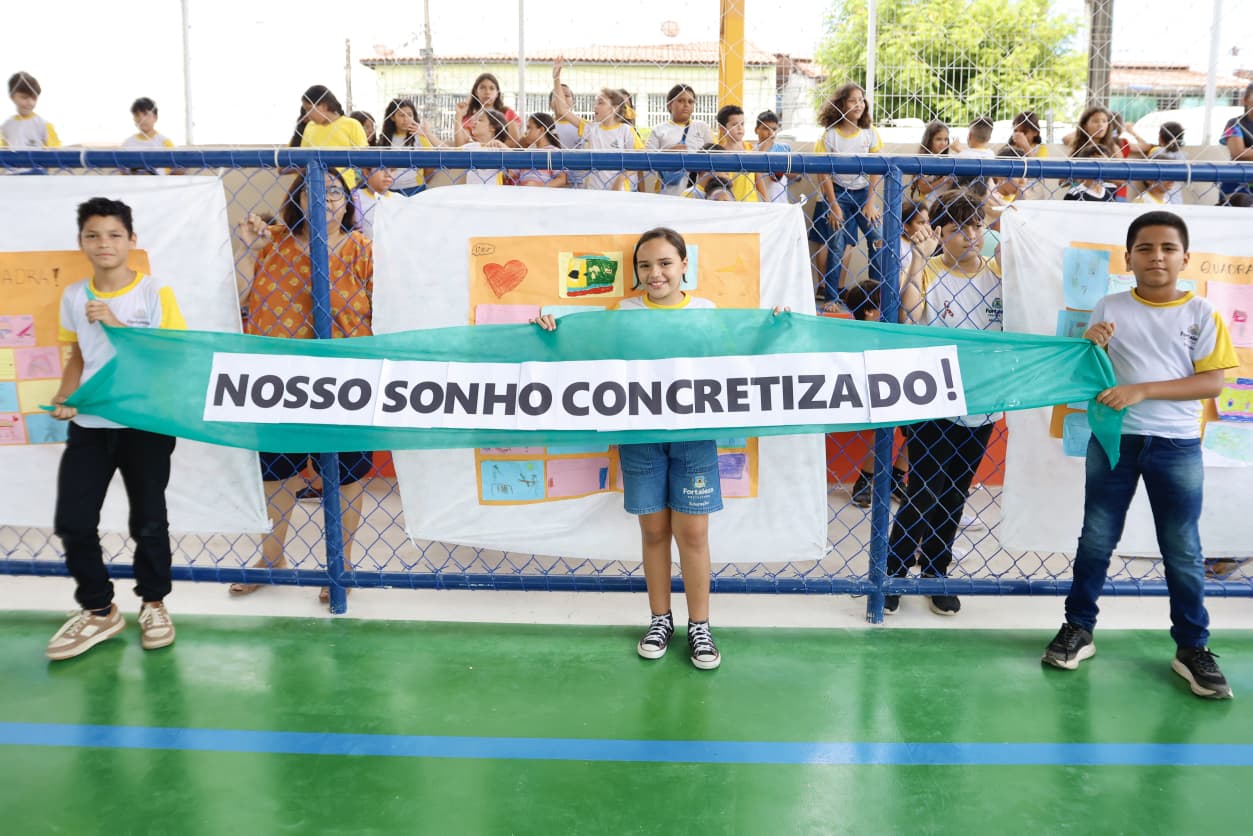 alunos posam para a foto na quadra da escola